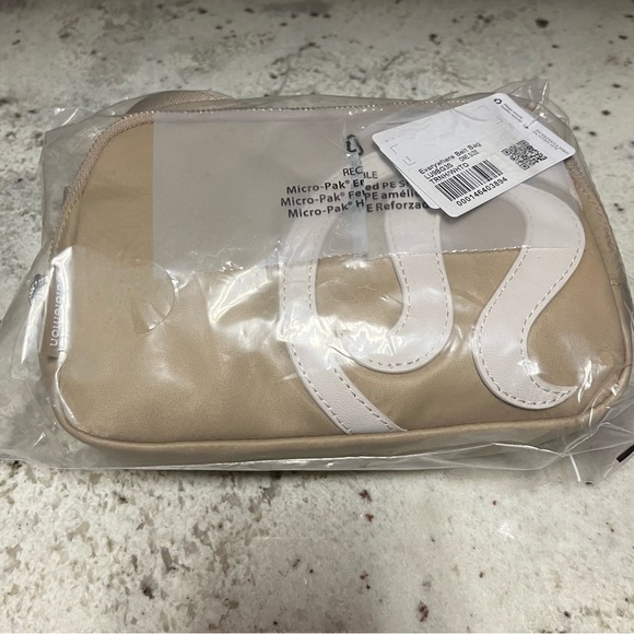 lululemon Everywhere Belt Bag - Picture 5 of 5